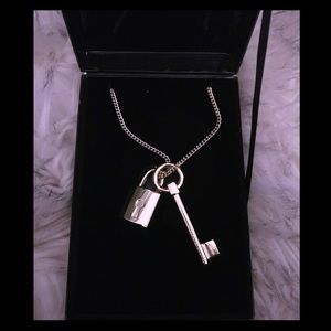 ❤️❤️❤️ Victoria’s Secret collector necklace w/Box